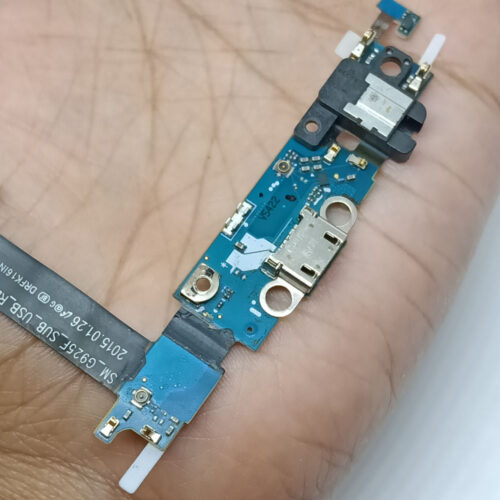 It is a Samsung Galaxy S6 Edge Charging Port Strip Flex In Pakistan available at hallroad.pk at a cheap price.